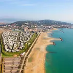 Apartment Refait En 2024 Avec Terrasse, Climatisation Et Parking, A 50m De La - Fr-1-338-588